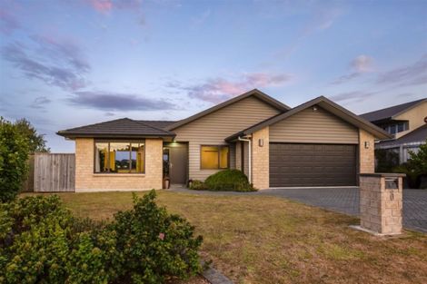 Photo of property in 8 Aoraki Rise, Aotea, Porirua, 5024
