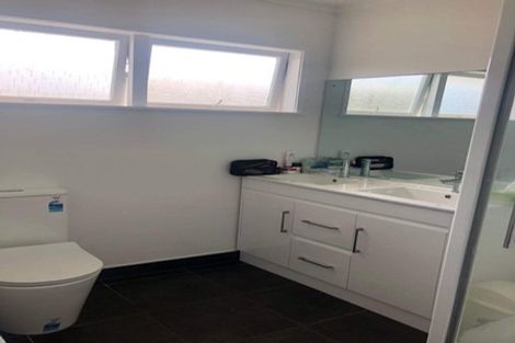 Photo of property in 73 Waimumu Road, Massey, Auckland, 0614