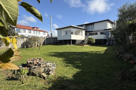 Photo of property in 115 Pupuke Road, Northcote, Auckland, 0627