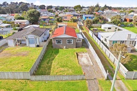 Photo of property in 28 Aotea Street, Castlecliff, Whanganui, 4501