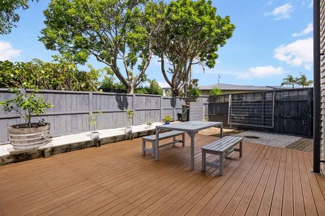 Photo of property in 2/2 Armoy Drive, East Tamaki, Auckland, 2016