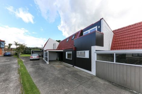 Photo of property in 2/19 Seaview Avenue, Northcote, Auckland, 0627