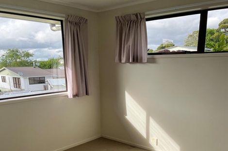 Photo of property in 1/8 Louise Place, West Harbour, Auckland, 0618