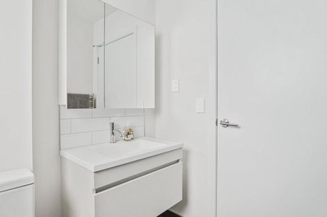 Photo of property in 9/35 Garadice Road, Rothesay Bay, Auckland, 0630