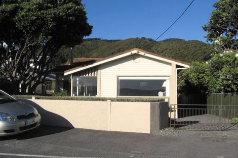 Photo of property in 143 Marine Parade, Eastbourne, Lower Hutt, 5013