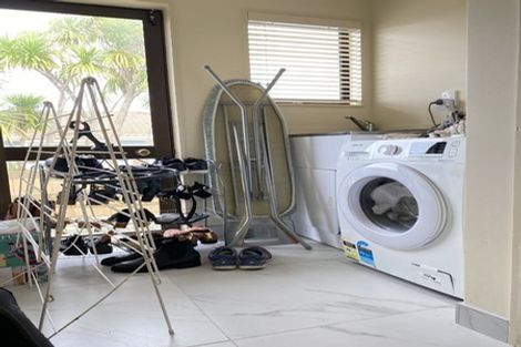 Photo of property in 15a Gill Avenue, Te Atatu Peninsula, Auckland, 0610