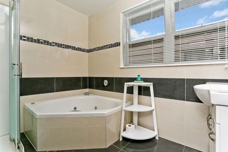 Photo of property in 672 Te Atatu Road, Te Atatu Peninsula, Auckland, 0610