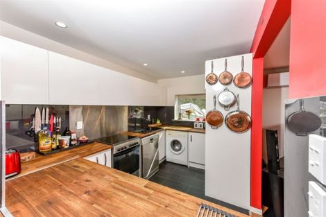 Photo of property in 18 Grassmere Road, Henderson Valley, Auckland, 0612