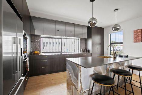 Photo of property in 2/11a Baring Terrace, Strandon, New Plymouth, 4312