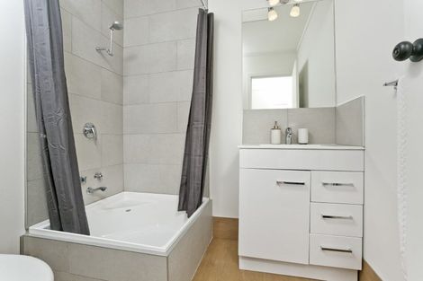 Photo of property in 2/13a Eskdale Road, Birkdale, Auckland, 0626