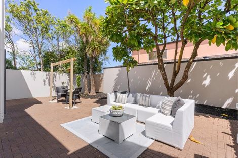 Photo of property in 11 Spalding Rise, Golflands, Auckland, 2013