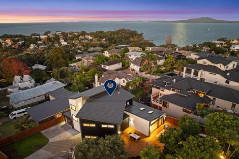 Photo of property in 2/21 Eastcliffe Road, Castor Bay, Auckland, 0620