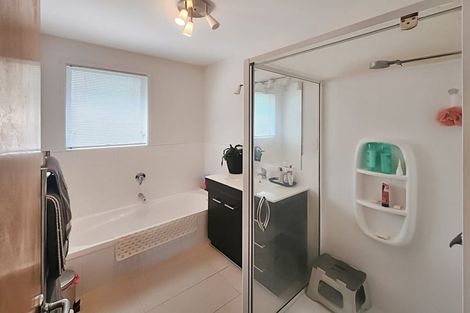 Photo of property in 1/5 Kerria Place, Sunnynook, Auckland, 0620