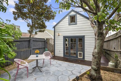 Photo of property in 15 Upper Bourke Street, Kilbirnie, Wellington, 6022