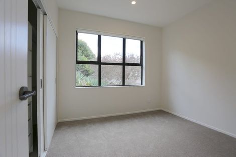 Photo of property in 1b Kirkdale Place, Northcross, Auckland, 0632