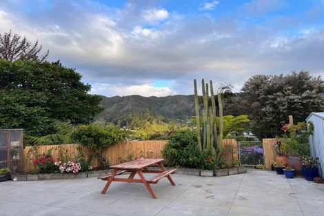 Photo of property in 27 Amundsen Grove, Stokes Valley, Lower Hutt, 5019
