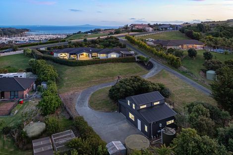 Photo of property in 60 Roberts Road, Matakatia, Whangaparaoa, 0930