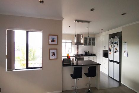 Photo of property in 34 Namsan Close, Fairview Heights, Auckland, 0632