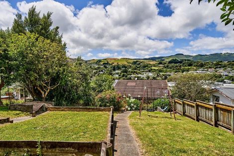 Photo of property in 13 Kereru Bend, Tawa, Wellington, 5028