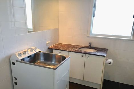 Photo of property in 136 Onewa Road, Northcote, Auckland, 0627