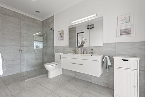 Photo of property in 12 Fleetwood Lane, Turitea, Palmerston North, 4472