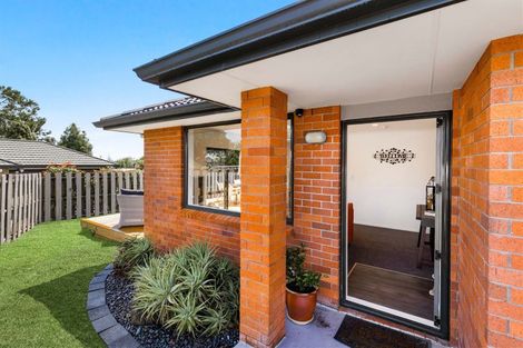 Photo of property in 15a Rixon Place, Te Atatu Peninsula, Auckland, 0610