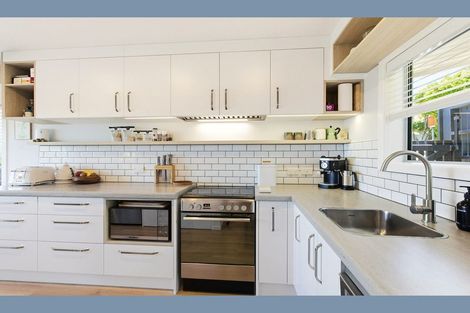 Photo of property in 12 Middlesex Place, Northland, Wellington, 6012