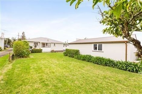 Photo of property in 3 Rewarewa Road, Te Atatu Peninsula, Auckland, 0610