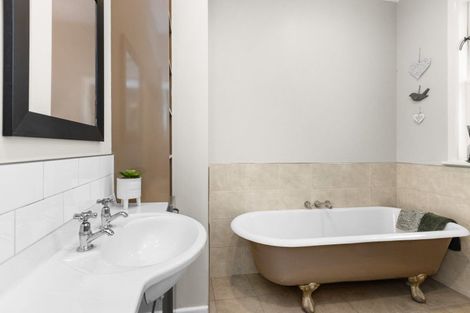 Photo of property in 9 Neeve Place, Taradale, Napier, 4112