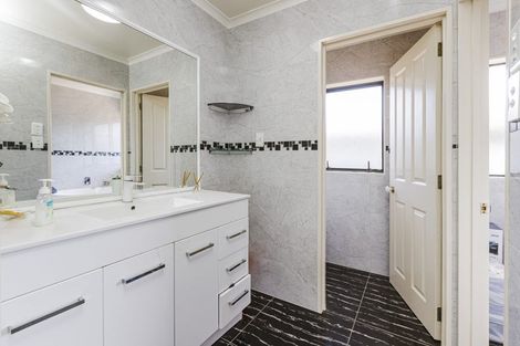 Photo of property in 17 Reyland Close, Weymouth, Auckland, 2103