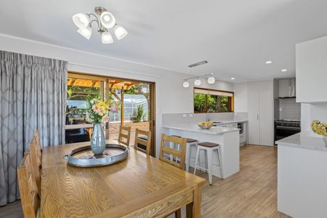 Photo of property in 14 Birdie Place, Red Beach, 0932