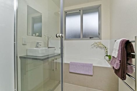 Photo of property in 9 Jumento Place, Unsworth Heights, Auckland, 0632