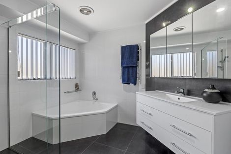 Photo of property in 26 Savoy Road, Orewa, 0931