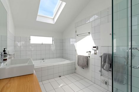 Photo of property in 52 Karepa Street, Brooklyn, Wellington, 6021