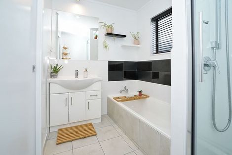 Photo of property in 10b Burn-murdoch Street, St Andrews, Hamilton, 3200