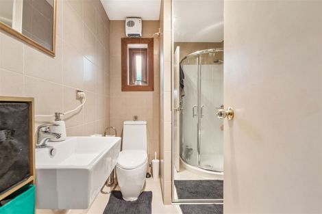 Photo of property in 60 Royal View Road, Te Atatu South, Auckland, 0610