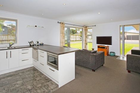 Photo of property in 8 Breaker Grove, Waiuku, 2123