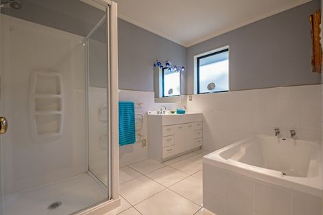 Photo of property in 42 Roberts Line, Kelvin Grove, Palmerston North, 4414