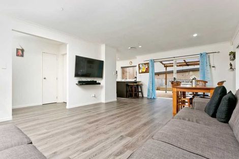 Photo of property in 9 Brashier Circle, Sunnyvale, Auckland, 0612