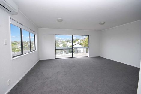 Photo of property in 1/84 Totaravale Drive, Totara Vale, Auckland, 0629