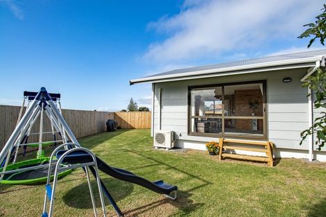 Photo of property in 65 Queens Road, Waikanae Beach, Waikanae, 5036
