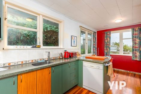 Photo of property in 106 Ruskin Road, Newlands, Wellington, 6037