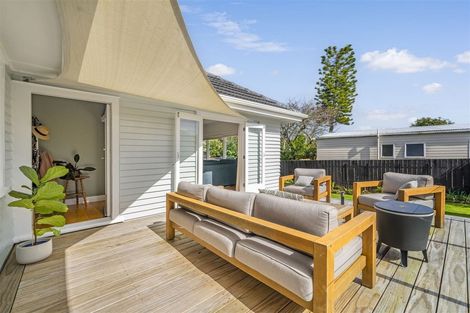 Photo of property in 17a Clinton Avenue, Te Atatu Peninsula, Auckland, 0610