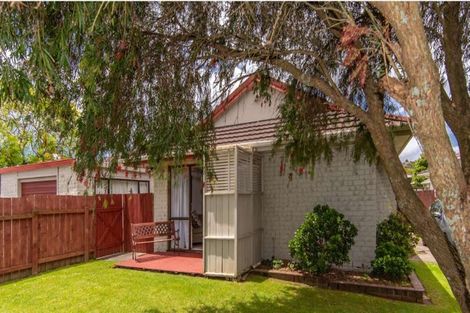 Photo of property in 2/4 Tyndrum Place, Highland Park, Auckland, 2010