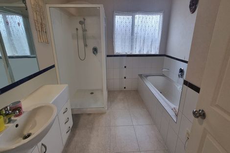 Photo of property in 4 Oswald Close, Flat Bush, Auckland, 2016