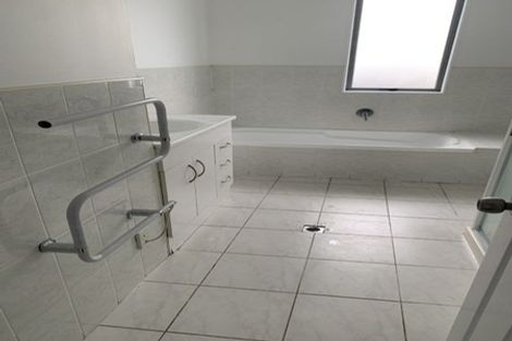 Photo of property in 25/3 Hulme Place, Henderson, Auckland, 0612
