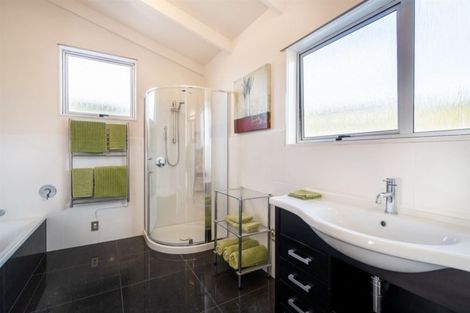 Photo of property in 98 Tindalls Bay Road, Tindalls Beach, Whangaparaoa, 0930