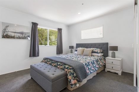 Photo of property in 2/30 Witheford Drive, Bayview, Auckland, 0629