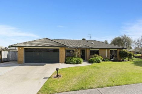 Photo of property in 25 The Gardens Drive, Papamoa Beach, Papamoa, 3118