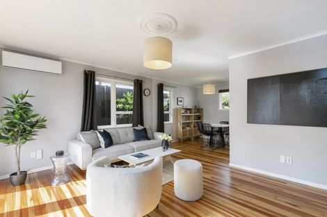 Photo of property in 49 Cotswold Crescent, Newlands, Wellington, 6037